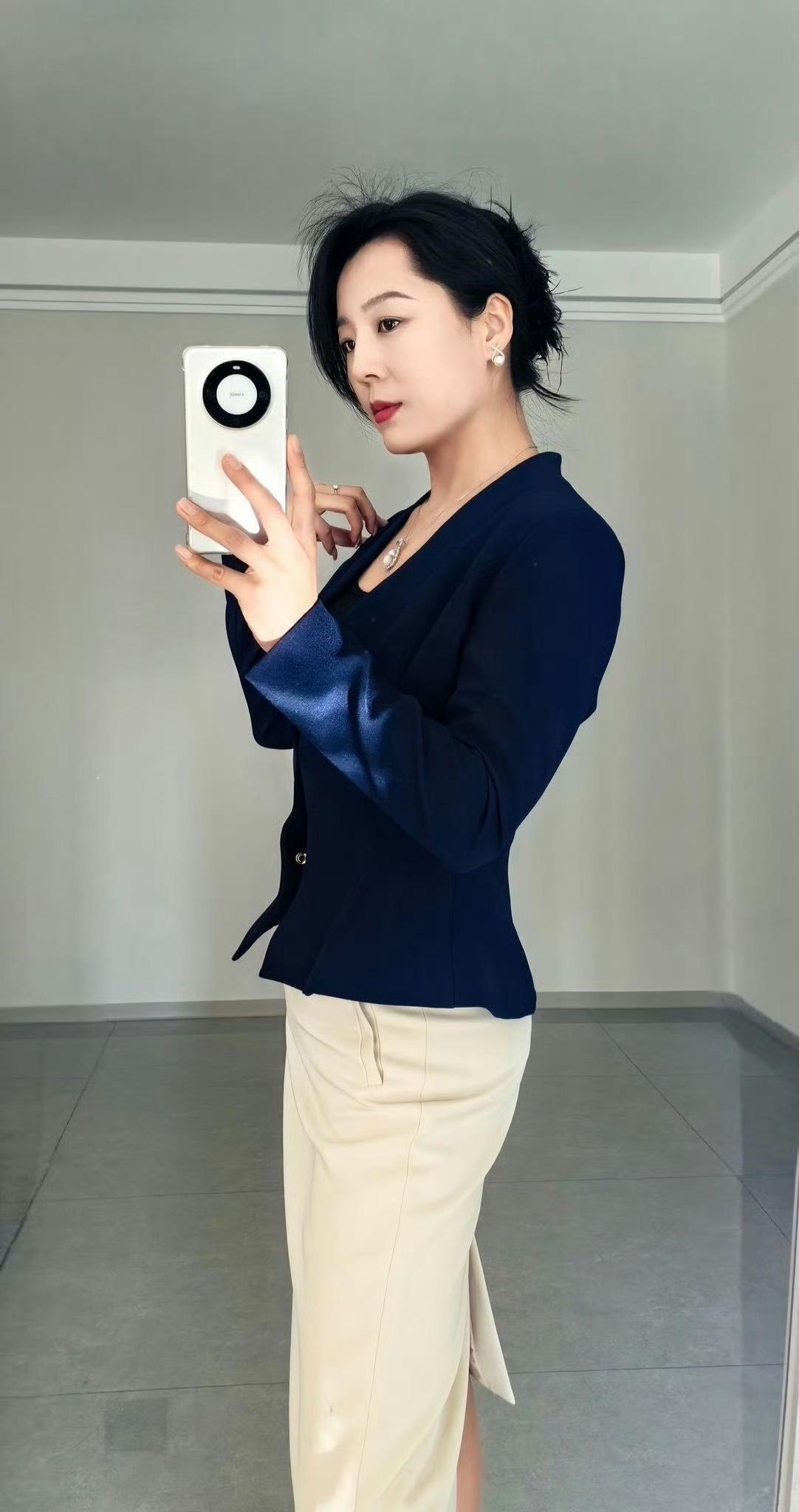 优雅职场穿搭，自信的微笑，完美的一天从这里开始！💄👠✨