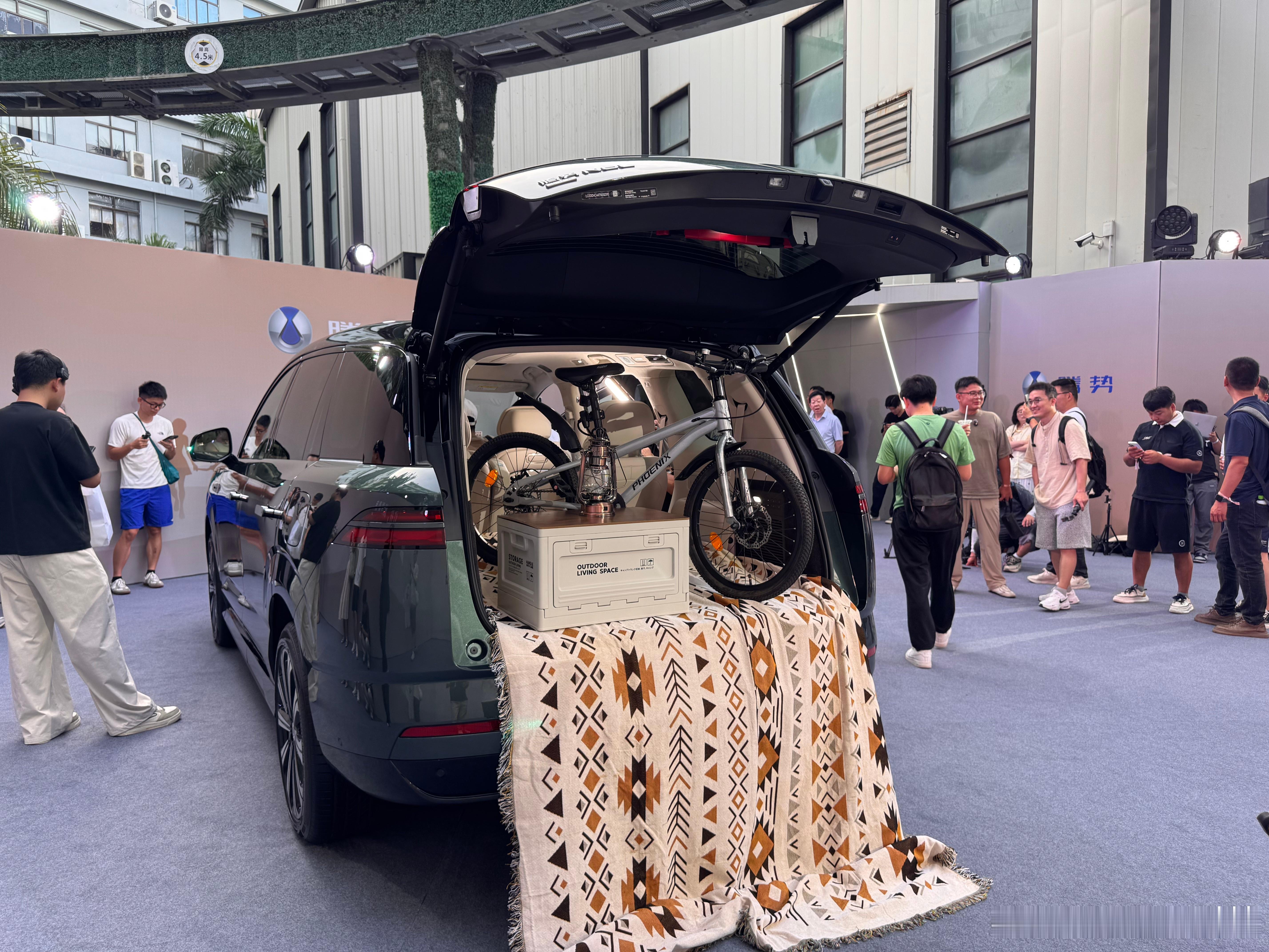 打卡腾势N8L闪充版！腾势N8L闪充版上市空间巨能装，自行车露营箱随便放，高温环