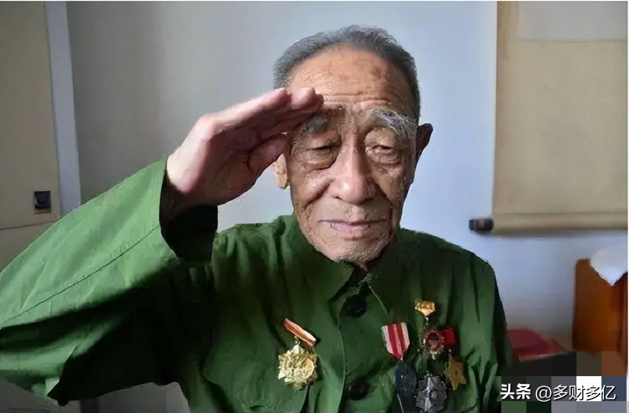 1971年老农闯济南军区找杨司令，哨兵拦着，司令一见当场红了眼！
 
1971 