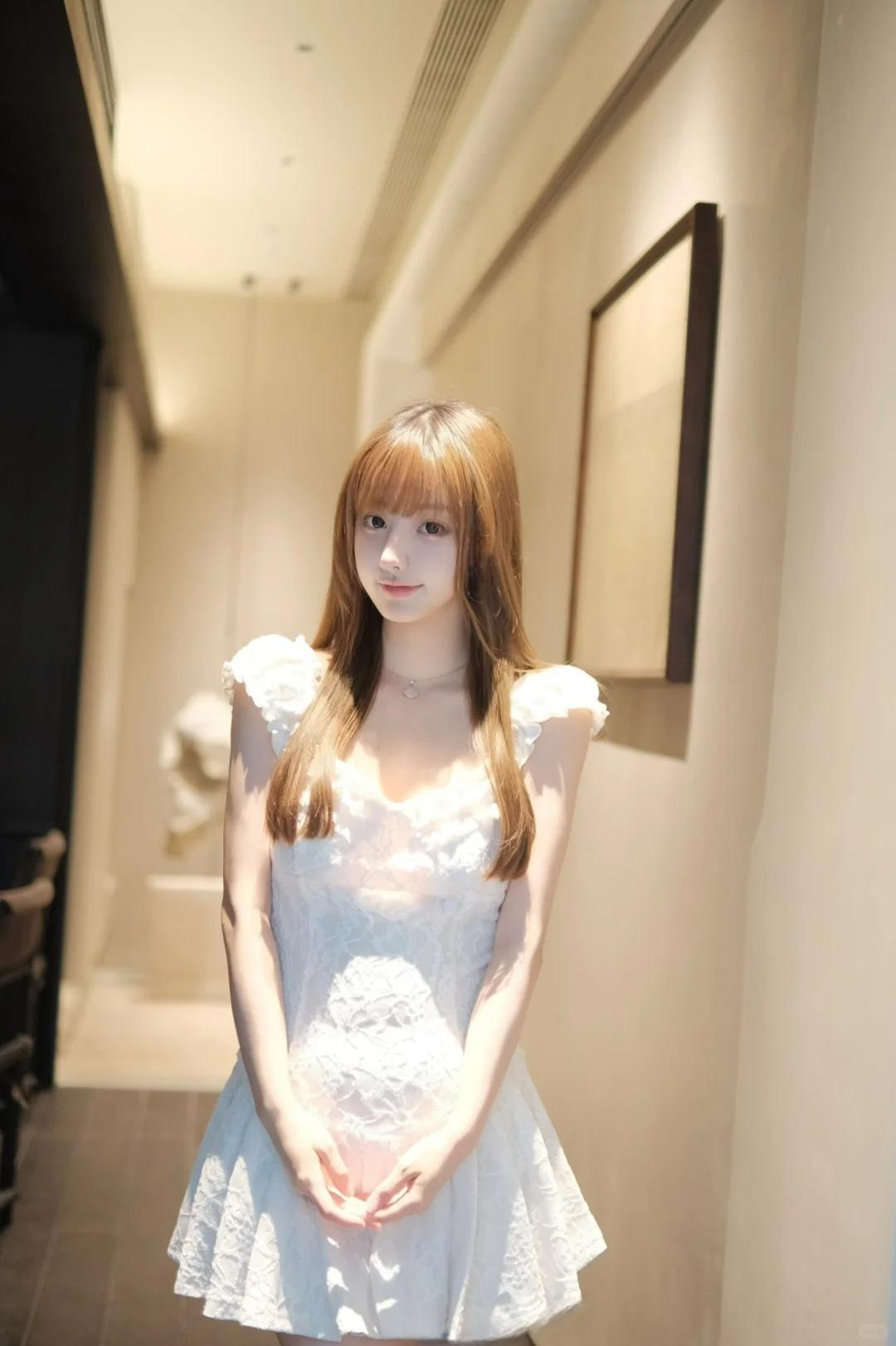 双眸明亮且清澈的05后迷离少女，眼尾梢绒毛像蒲公英的小绒球，细细软软地散在眼尾梢