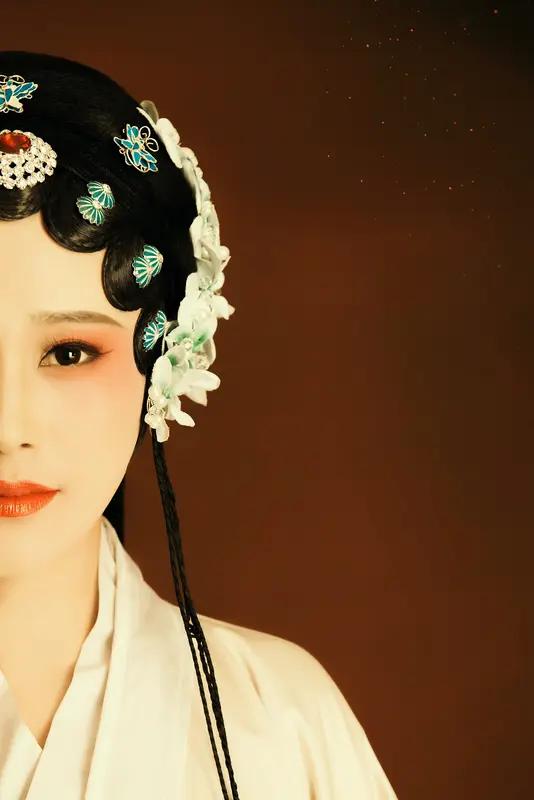《主角》改编自陈彦获茅盾文学奖的同名小说，讲述秦腔名伶忆秦娥半个世纪的命运沉浮。