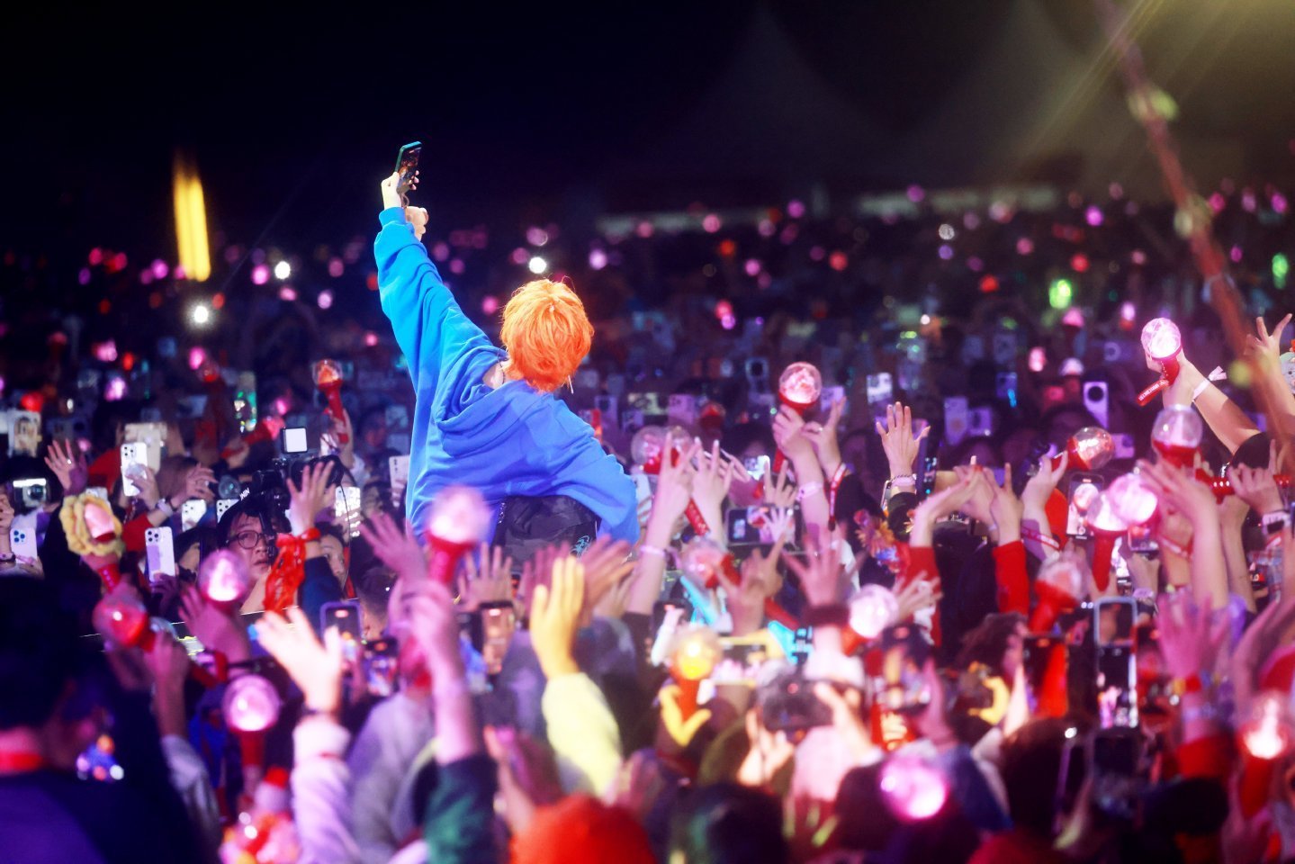 华晨宇演唱会未公开照片华晨宇演唱会未公开照片，在火星演唱会的每一场都是无比的幸福