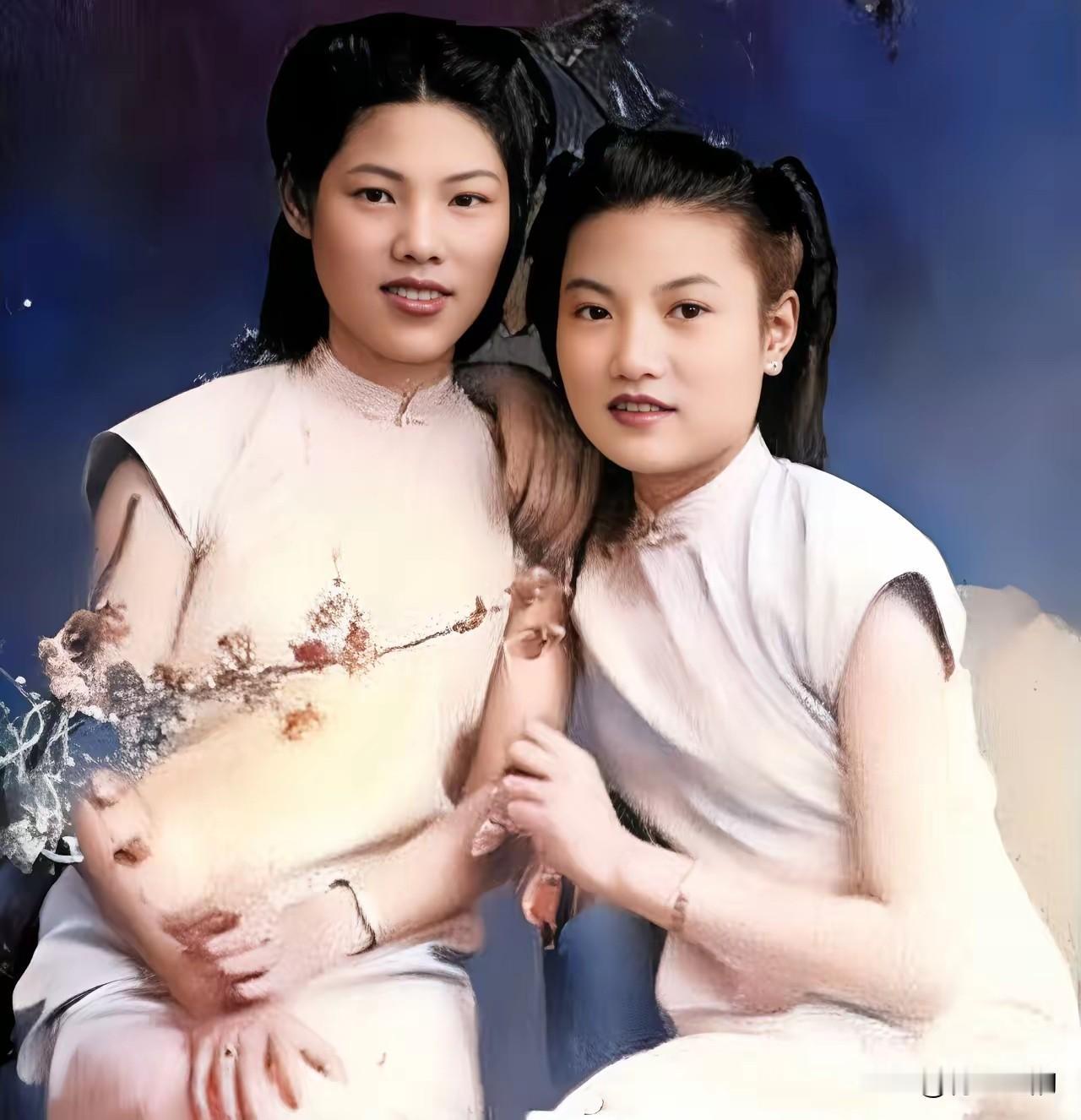 这两名女子在抗战时用匕首刺死了日寇军警后被抓捕。虽然受尽日寇的残酷折磨，但宁死不