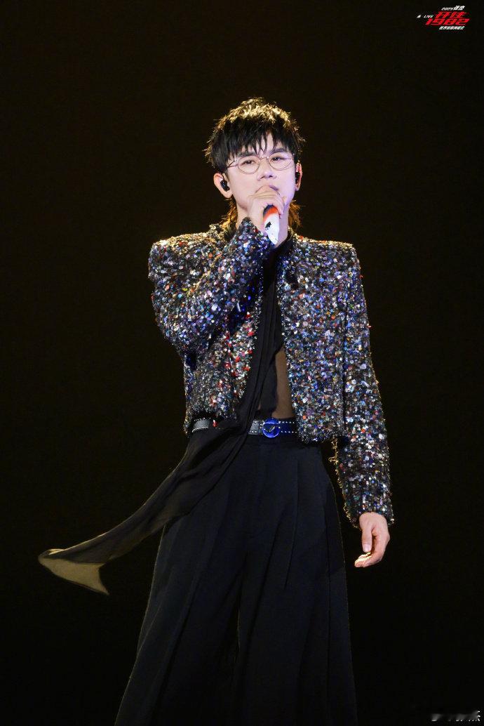 张杰舞台控场应变能力昨晚张杰未live巡回演唱会三个小时是属于我们的珍贵回忆杰哥