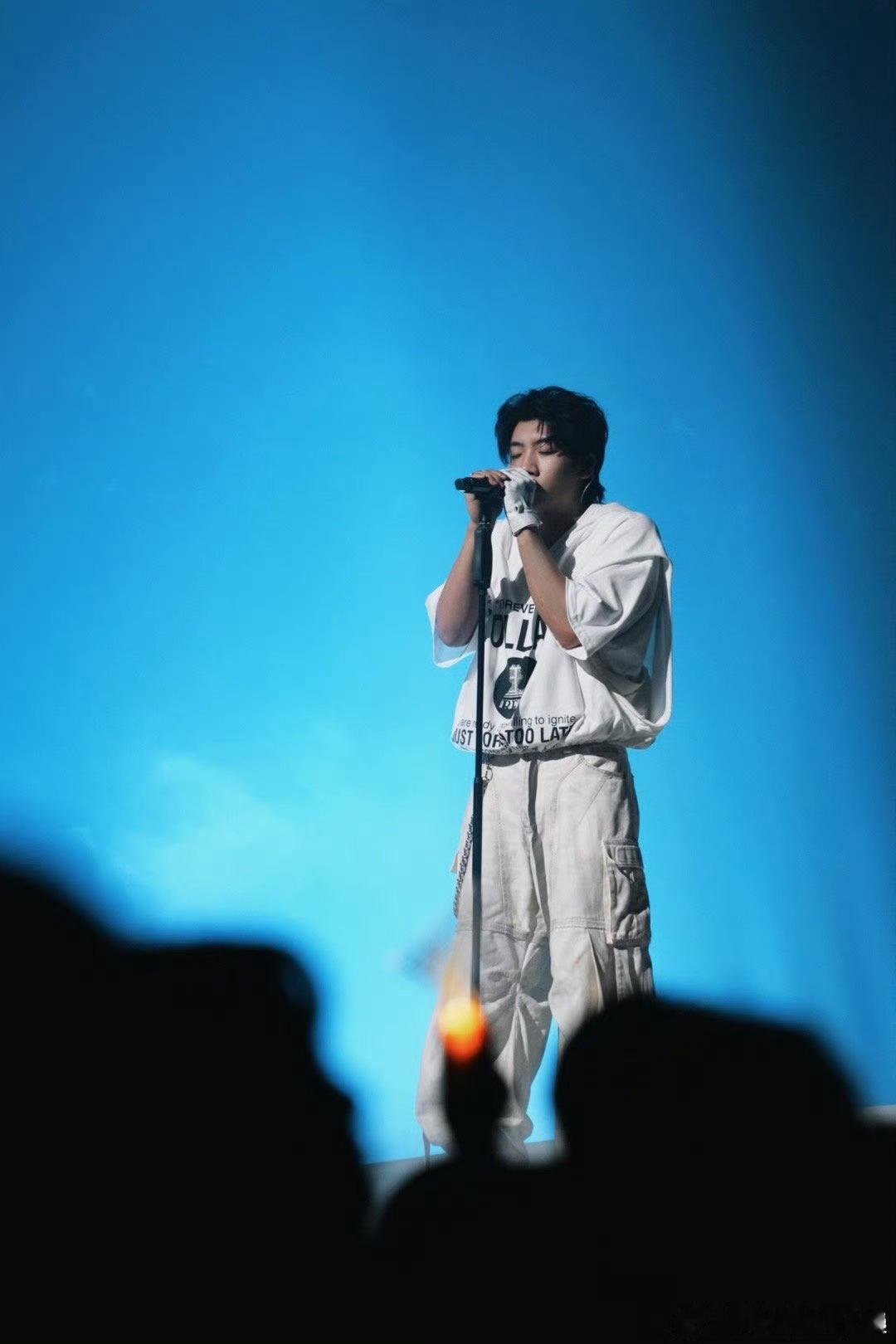 #杨和苏新说唱收官#这次的舞台一首超走心的《旁观者》好好听呀，这歌真的唱进我的心