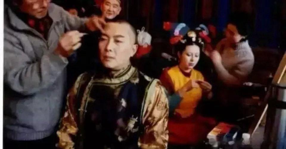 1998年 唐国强在化妆拍摄雍正王朝剧组化妆师在给唐国强老师化妆 唐国强在本剧饰