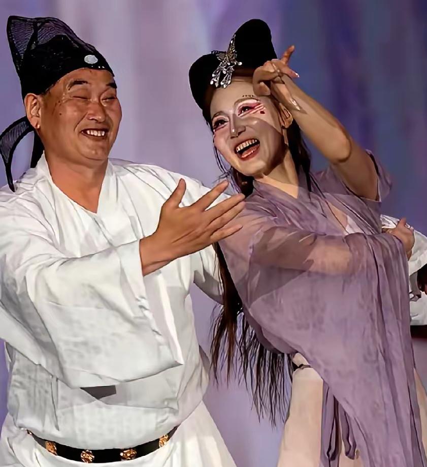大衣哥不偷不抢也不贪，挣钱光荣[赞]说他不是的基本都是羡慕嫉妒恨。