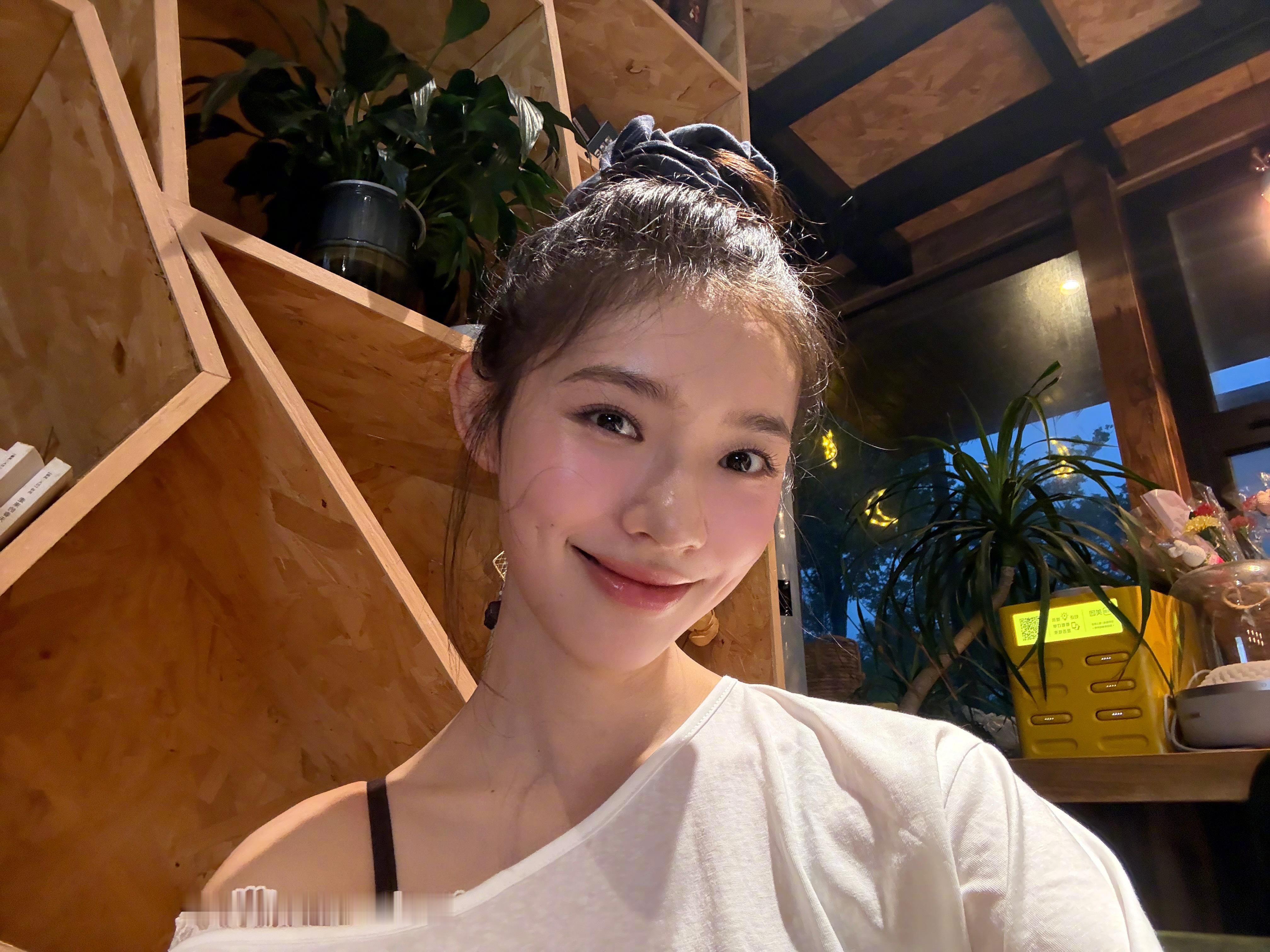 林允咖啡馆plog林允问一起喝咖啡吗窗边暖光、绿植环绕，一杯抹茶拿铁在手，简单清