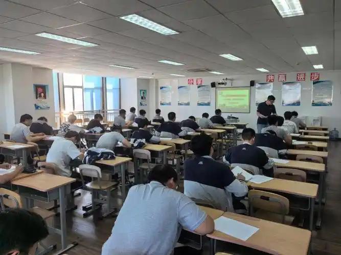 　　一位教了三十多年的老教师，他是教语文，说现在的生源质量是越来越差了，有些孩子