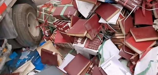 当年的精品书籍，如今进了废品站、成了垃圾
这是废品站堆积如山的旧书、都是“精装本