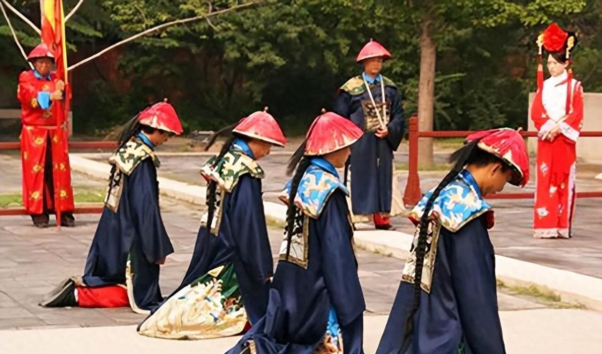 六部里五个郎中的实际权力不输侍郎，虽然只是正五品官职，他们的地位和收入都特别高！