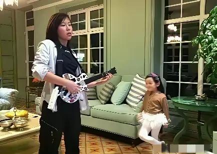 窦靖童与李嫣的温馨画面曝光，那么爱妹妹，李亚鹏真没白疼她。

窦靖童弹吉他，李嫣