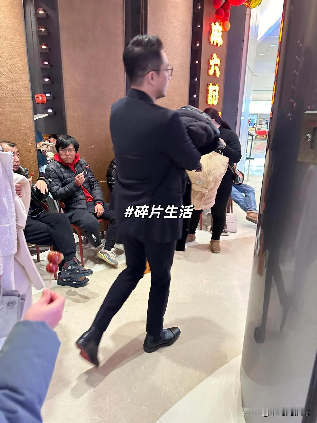 汪小菲今天带未婚妻逛街被偶遇，仔细看他腿也太细了～别的不说，汪小菲身材管理还是蛮
