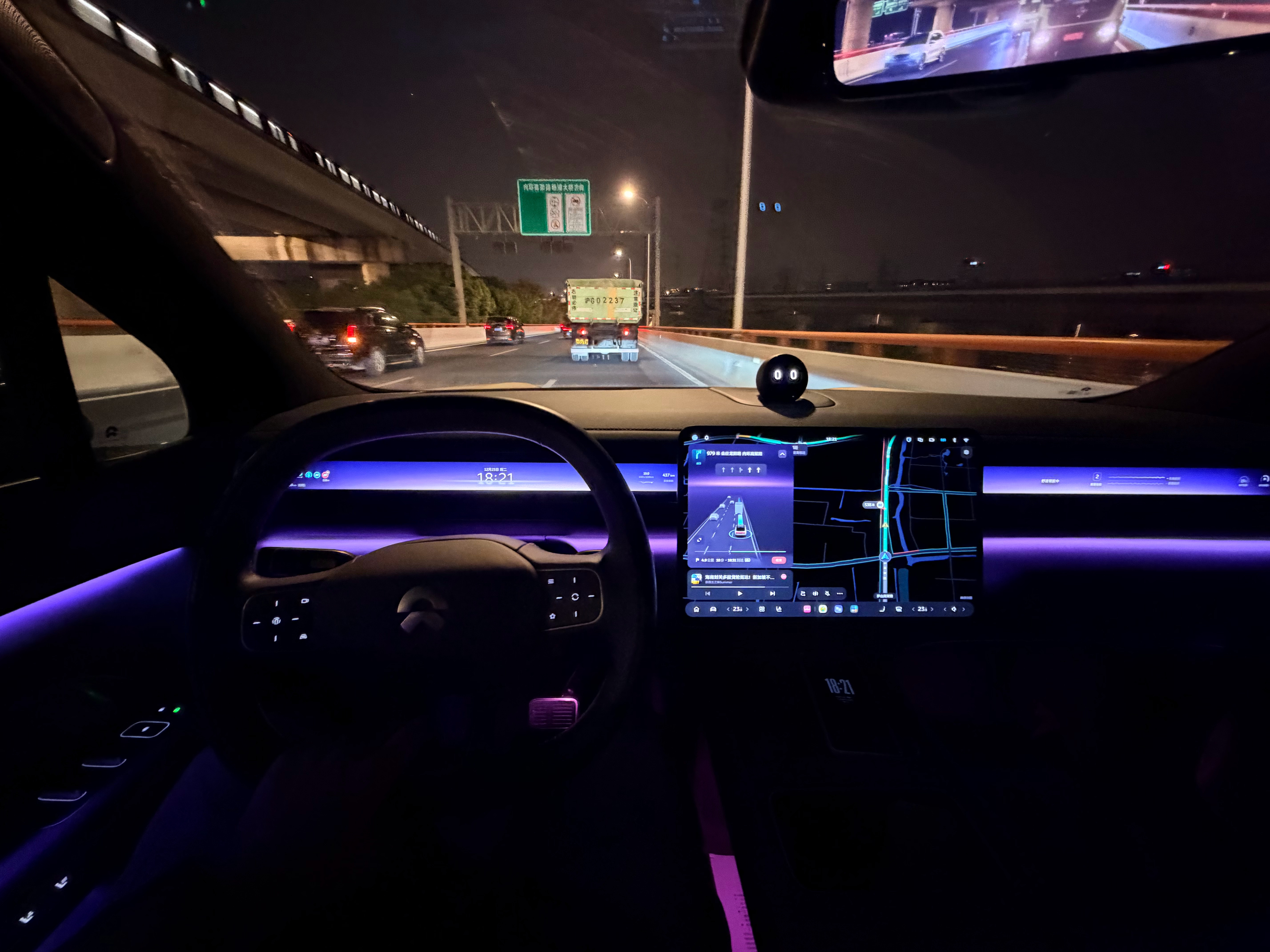 拿车的时候就没流量了 拿 iPhone 给全新蔚来 es8开了快一周的热点，这你