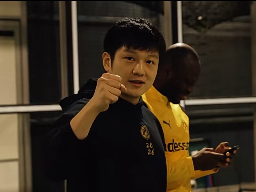 挺着这个大胸。。。我们樊振东足球真的来了