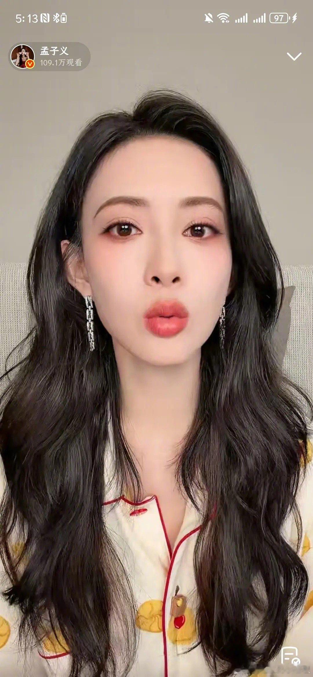 孟子义直播 孟子义同款睡衣配套的耳罩出现在李昀锐身上？