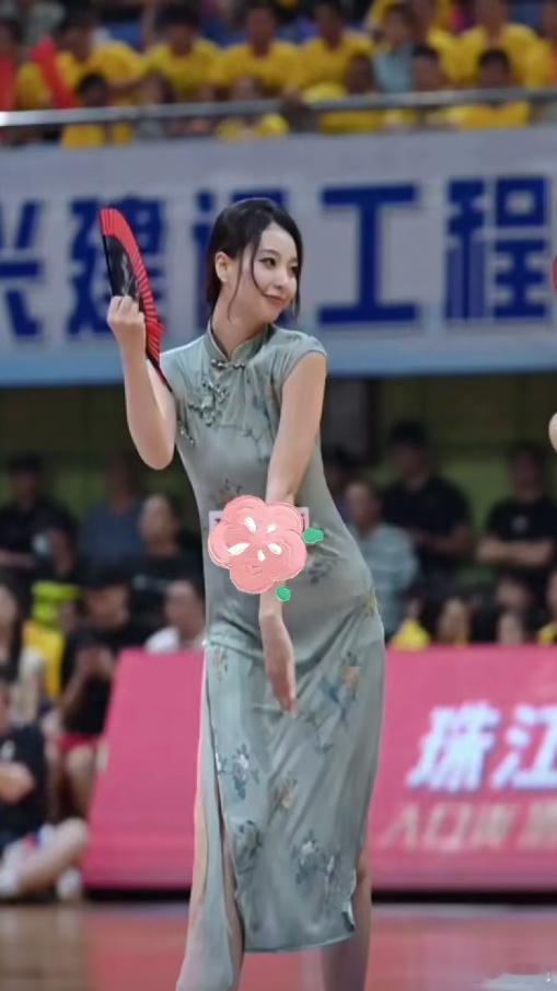 拉拉队都这么卷吗？谁还有心情看比赛啊 ​​​
