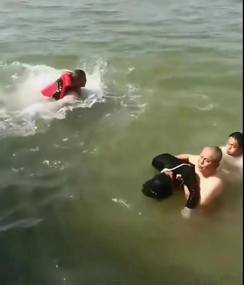 夫妻俩外出游玩发生争执，女子一气之下跳河[吐血]孩子眼睁睁地看着失去了母亲！[泪