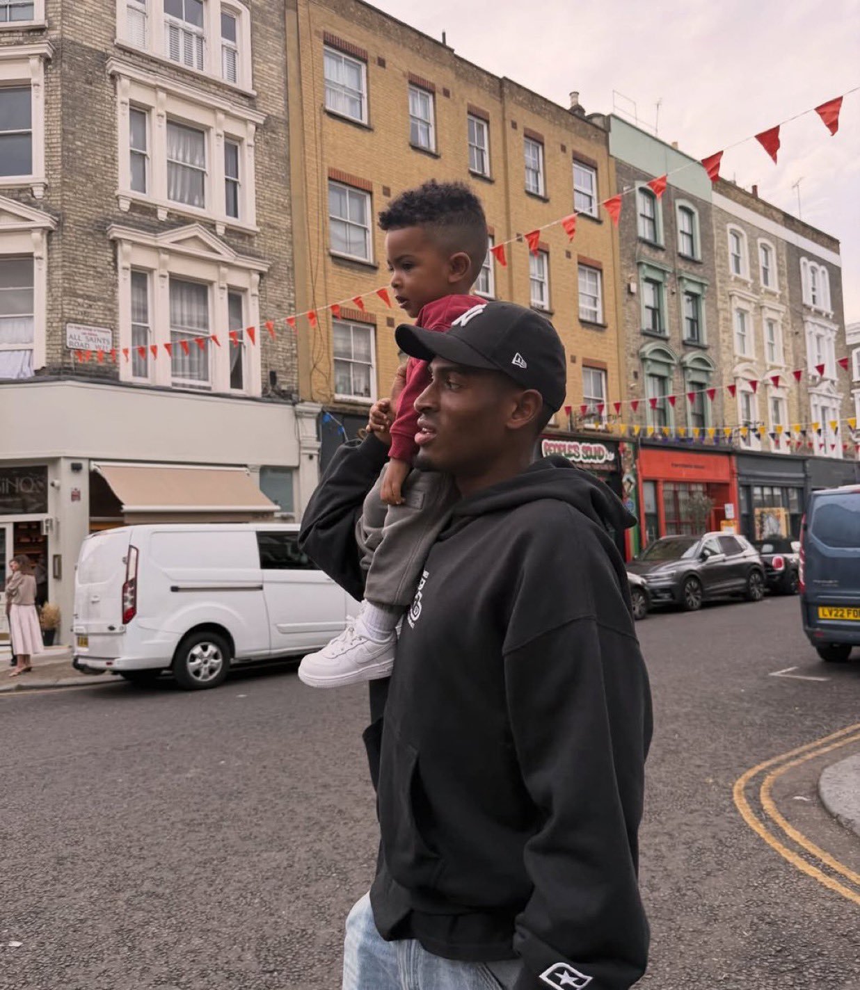 莫斯克拉带侄子在伦敦逛街照片曝光悠然自在，复出在即