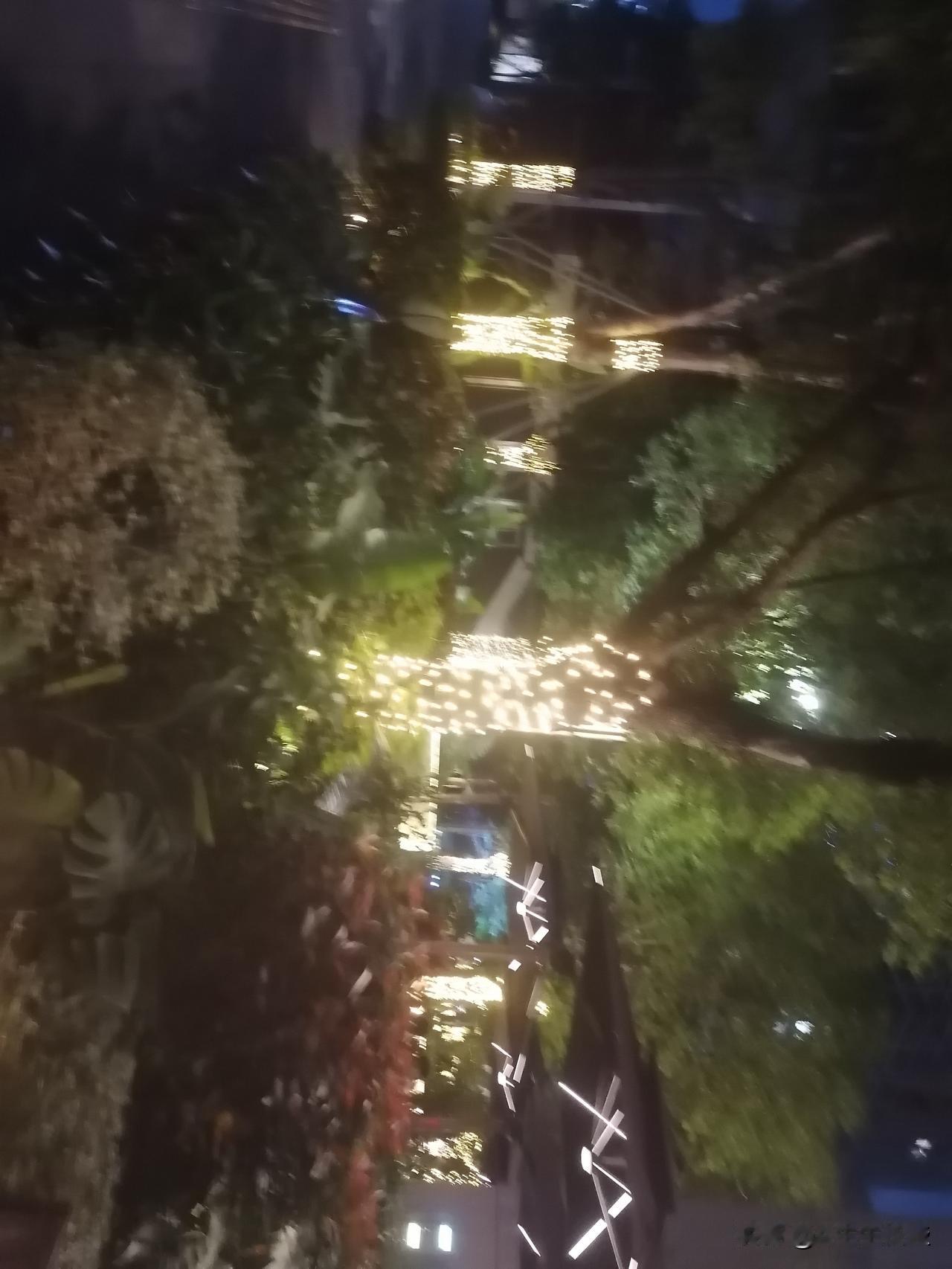 这灯光挺亮，灯越亮彰显城市越繁华兴旺！