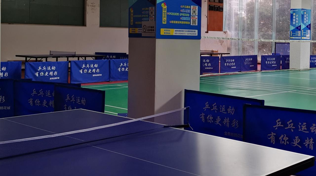 这几天都保持着球馆里第一个打卡的纪录。
小区里的球馆，面积不大，两个羽毛球场，三