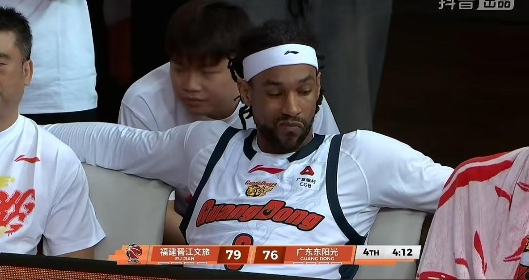 看看萨林杰这副嚣张跋扈无所谓的态度，广东宏远花180万美金把他买来做大爷已经成为