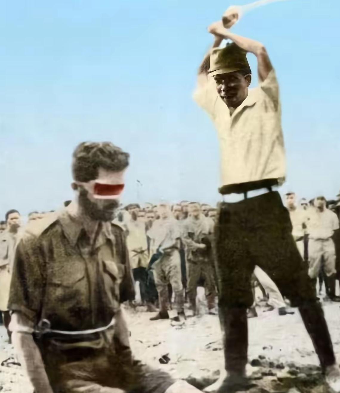 1944年，美军在新几内亚战场打扫战场。他们从一具日军军官的尸体上，搜出了一个胶