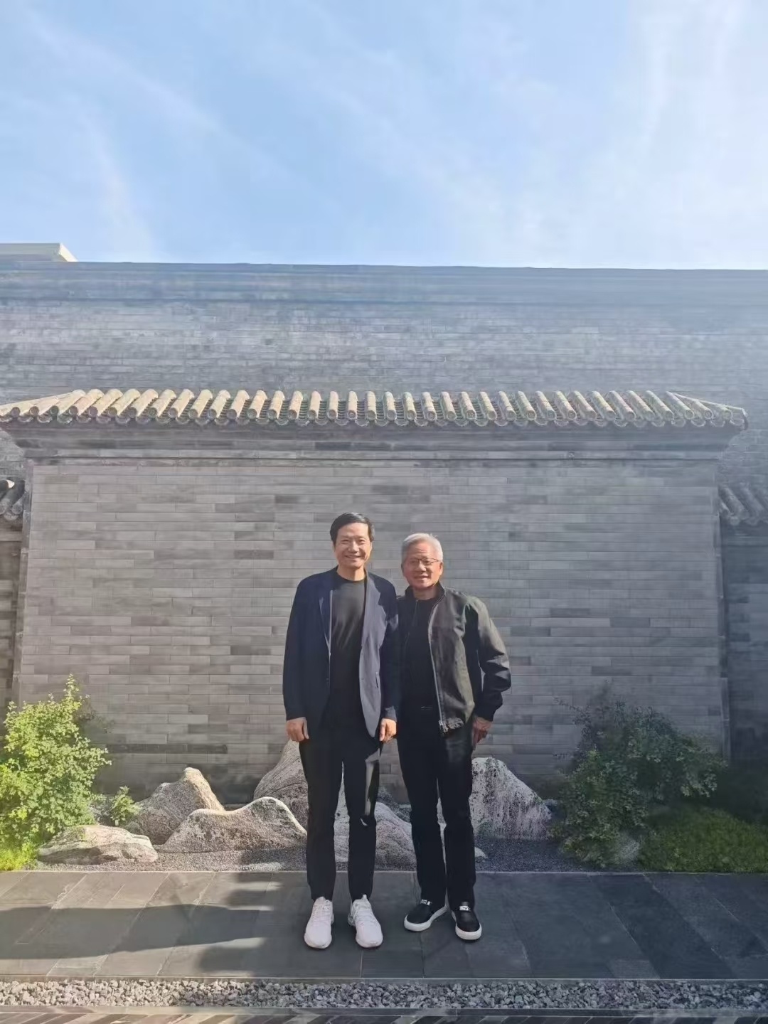 黄仁勋与雷军合影 这真的是今天在北京的合影吗？西装，皮衣... 我今天穿短袖都晒