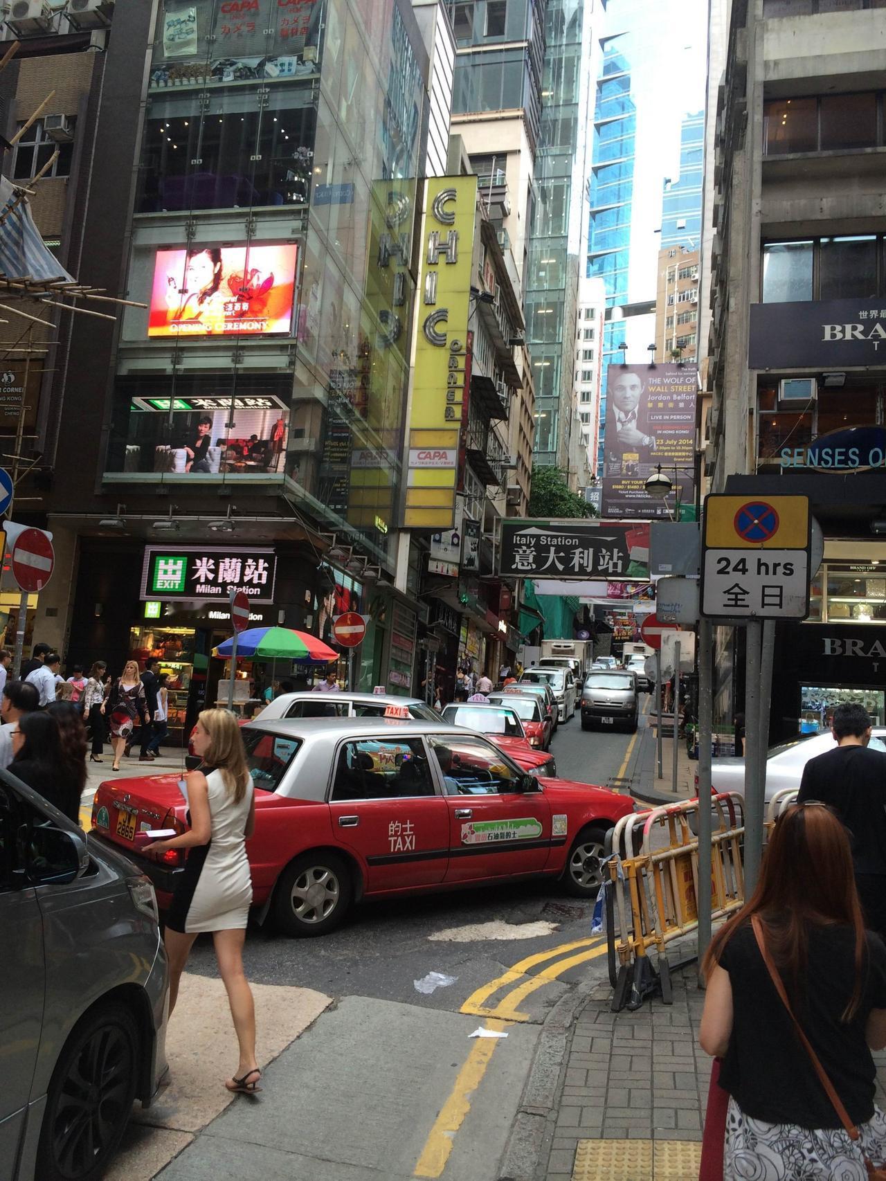 昨天去了香港玩了一天，总结一下：
1. 走路走到腿断，但地铁真的很方便。 一天走