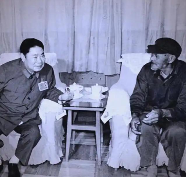 他是飞夺泸定的营长，却被当“汉奸”批斗二十年，杨得志登门见其惨状，当场写下一行字