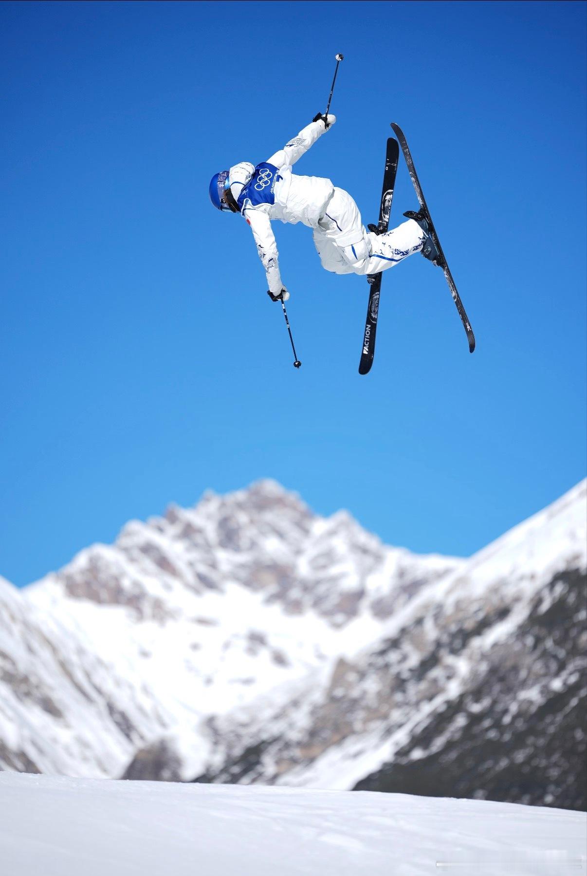 谷爱凌说我就是能顶住压力“我就是能顶住压力”，这话说得太有力量了！从摔倒后的冷静