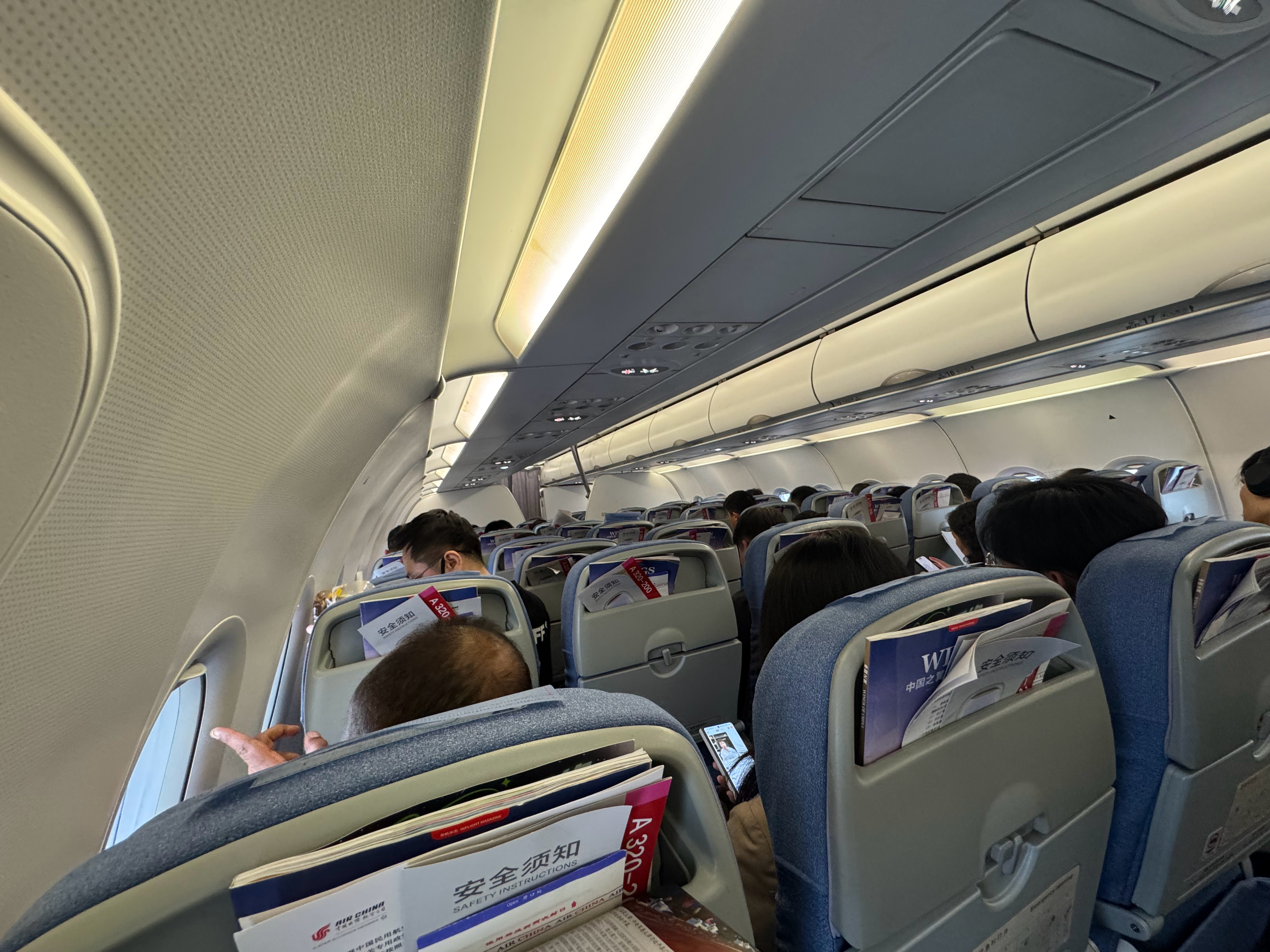 我特别好奇一个事当98%乘客都登机就坐完毕之后一切就绪就差关舱门临了上的2个乘客