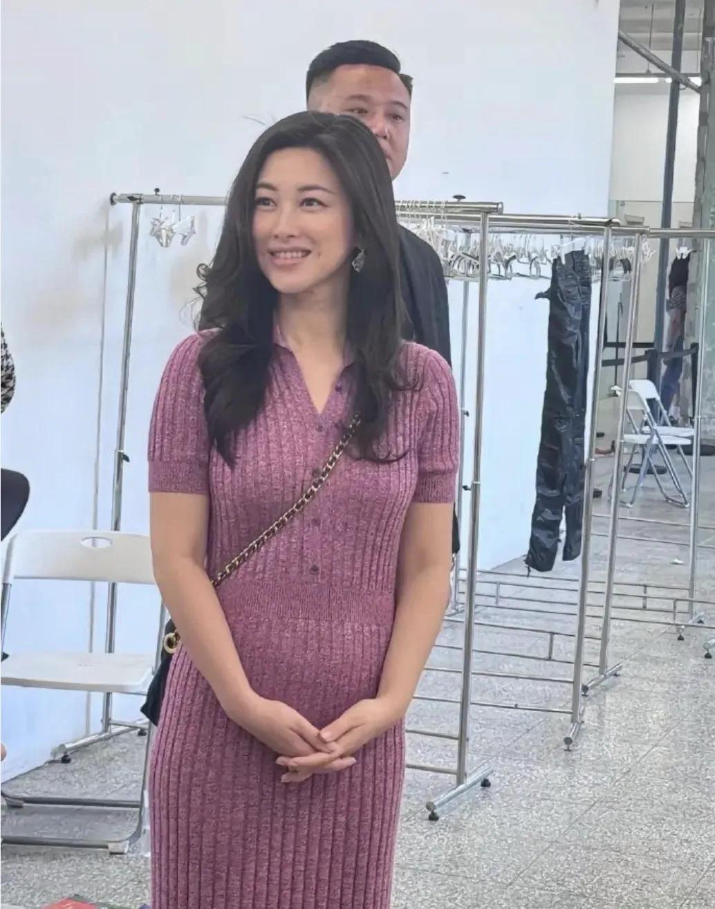 本来觉得朱珠挺瘦的，没想到，私下长这样[捂脸]不过脸依然是好看的