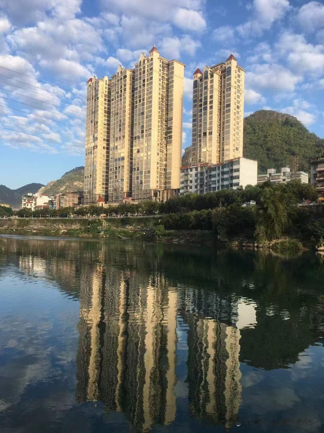 看这水边的楼、岸边的树，像不像咱生活里的小确幸？
你说日子哪能没点烦恼？
但抬头