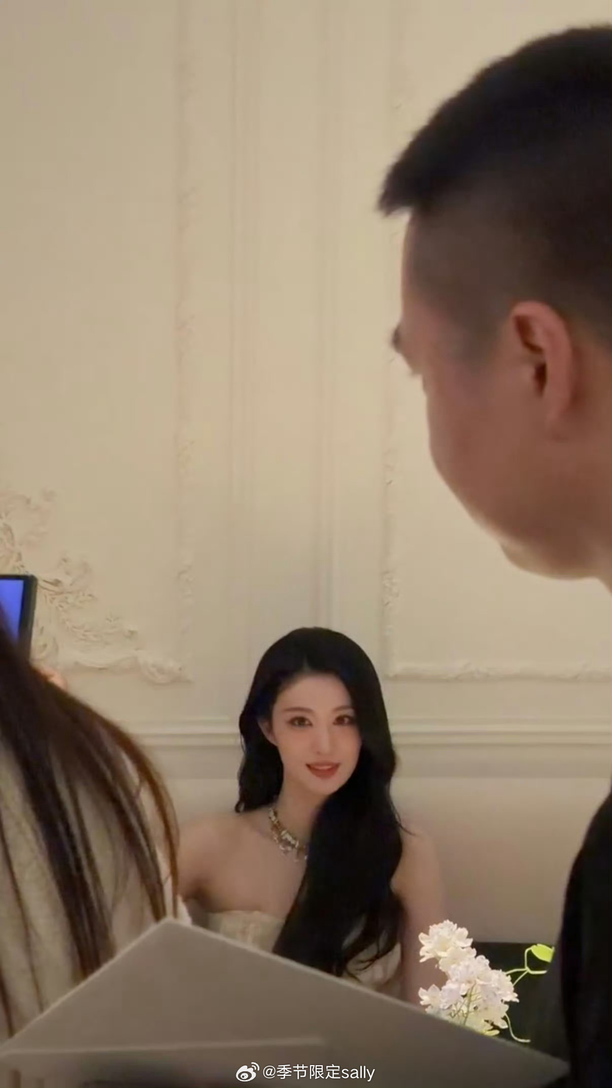 王楚然今日线下Dior活动生图，明艳大美女～ 