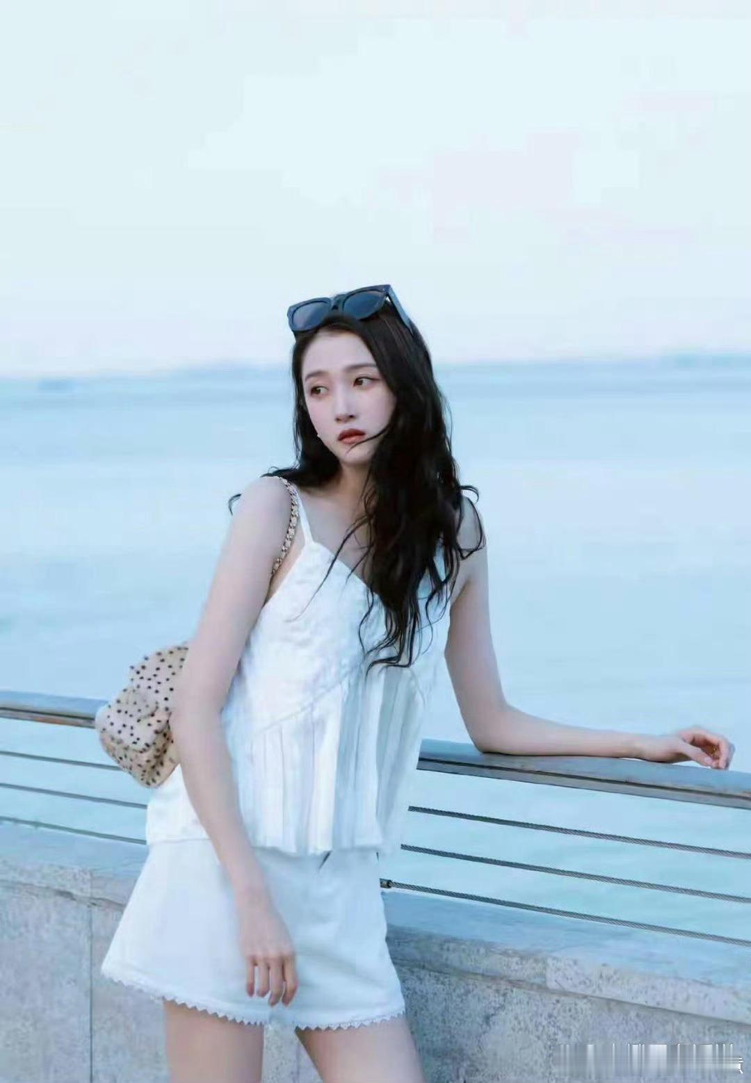 关晓彤的这双腿又长又细，腿型超好看超美，不愧是内娱最美双腿的艺人啊！ ​​​