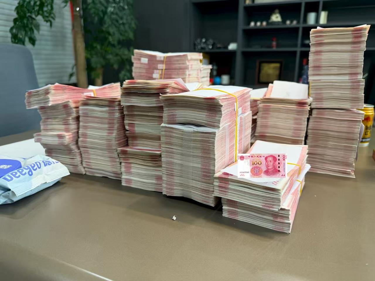 刷到贷款中介的朋友圈，天天晒单日放款几十万的业绩，每到月底又晒高额提成，实在辨不