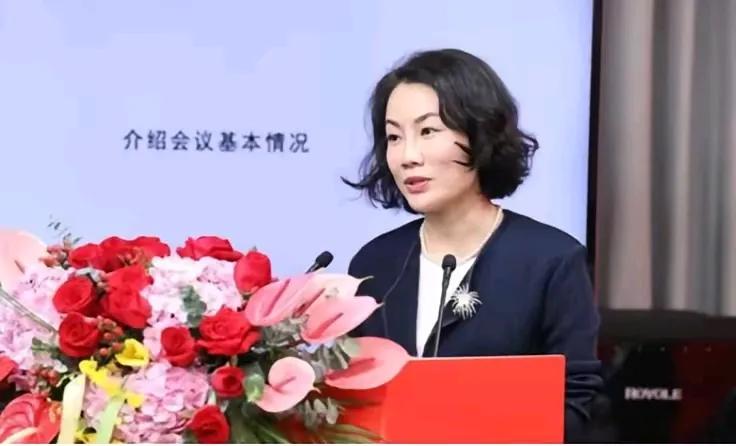 中国最贵的女秘书：年薪849万，虽已年近50岁，却还像个少女。这位女秘书就是朱旭