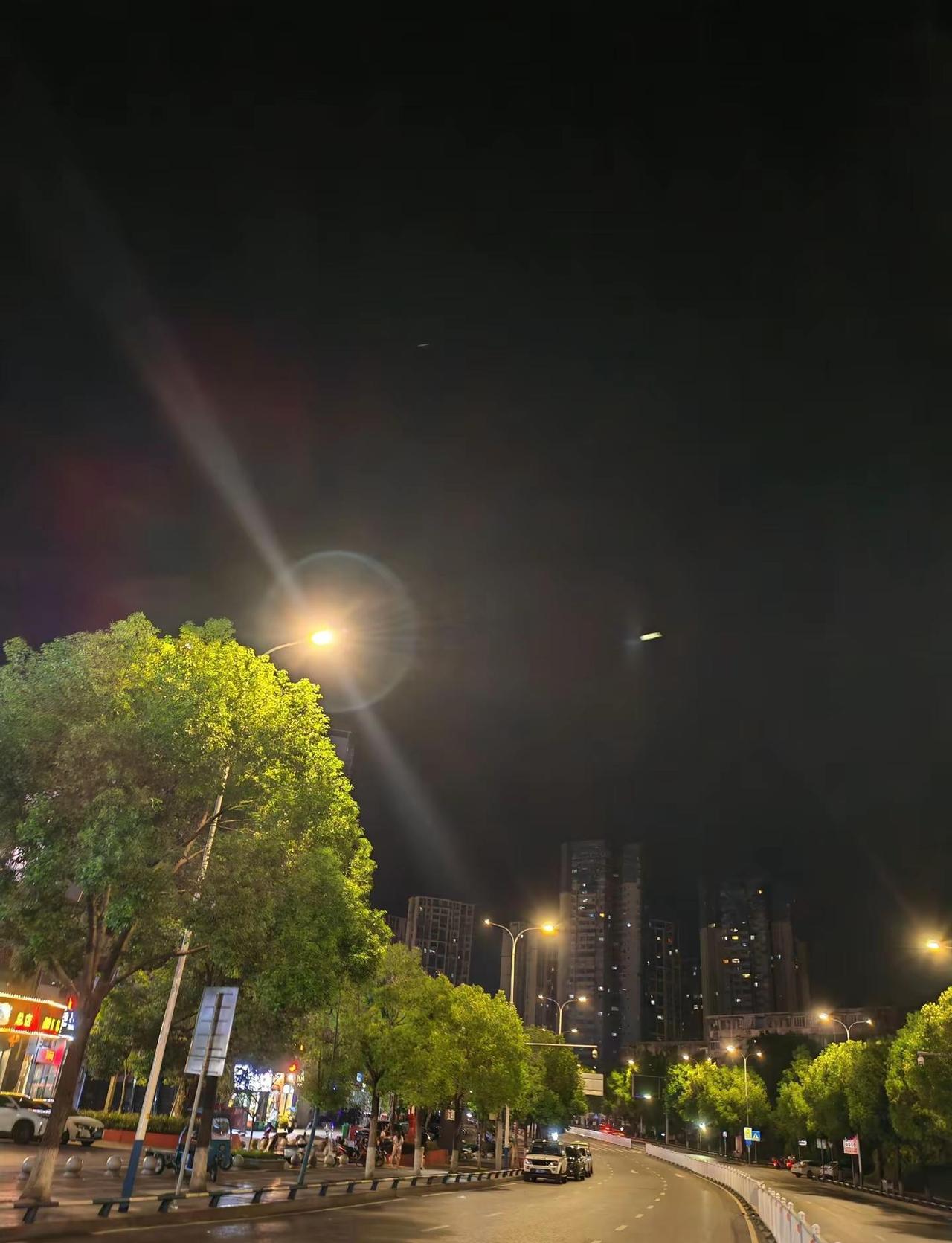感谢夜晚的月亮，星空，路灯，大树，秋风，，，做我的知音，倾听我的思念，陪我走过晴