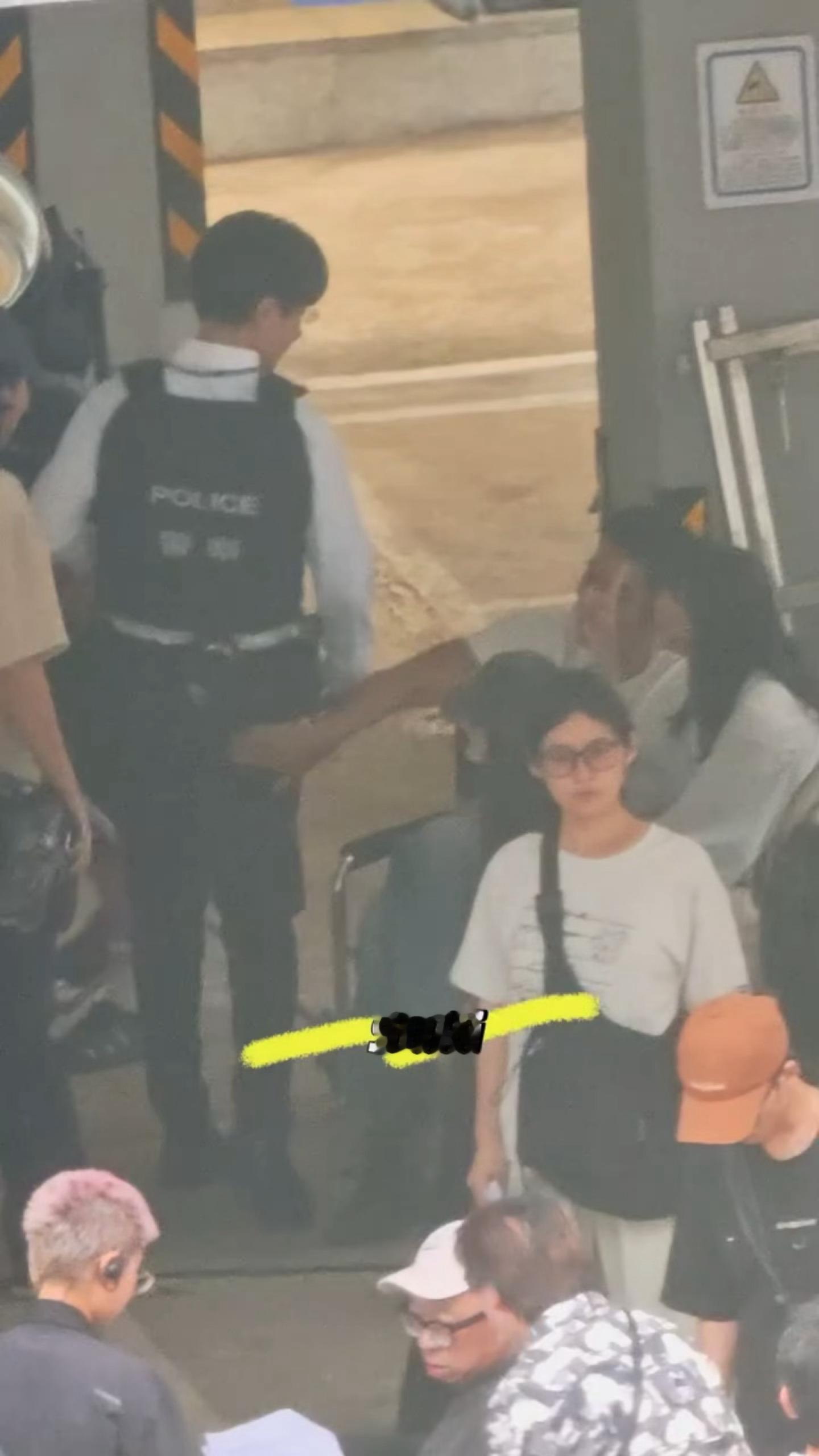 我擦不想活了。。我家女孩的屁屁被扣鼻屎的手摸了[泪奔][泪奔][泪奔][苦涩][