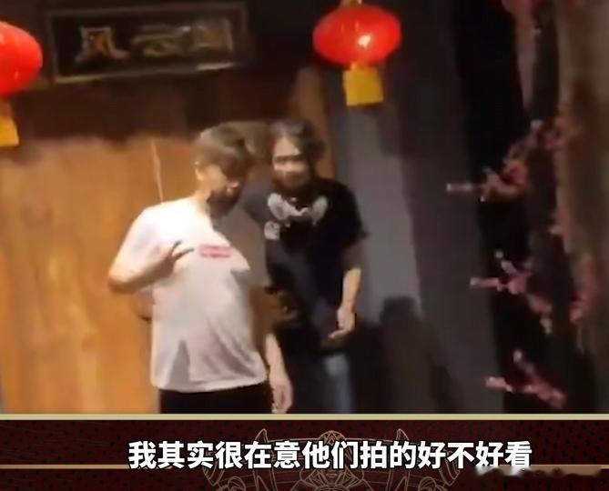 千没想到万没想到卢本伟有偶像包袱丫哈哈哈哈哈 