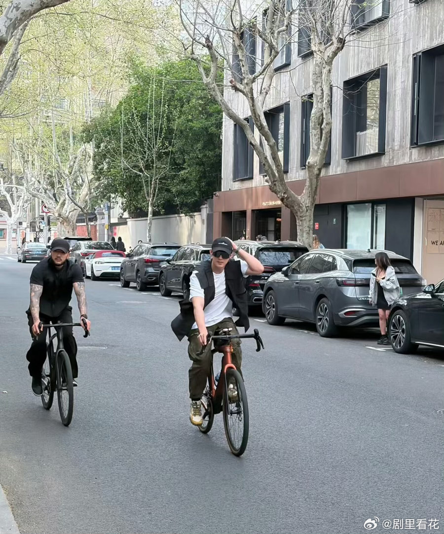 网友上海偶遇黄景瑜骑车 黄景瑜上海街头骑车喝咖啡被拍！马甲+棒球帽造型慵懒随性，