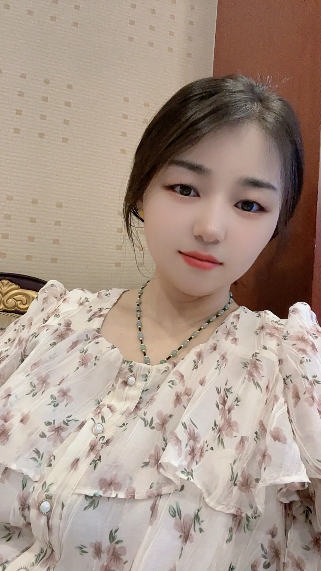 万家灯火的背后都是锅碗瓢盆的声音，我听过，所以一盏灯都不必为我留，我不羡慕