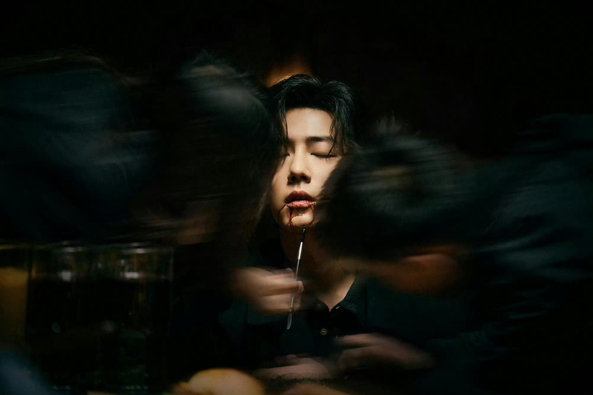 肖战神的羔羊“羔羊”暗合角色复杂的两面性，既是待宰的羔羊，也是最终反抗的引领者，