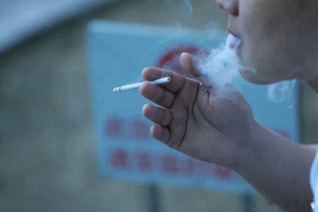 三手烟以前只知道"三只手"、"印度三哥"，现在知道还有“三手烟"。总而言之，言而