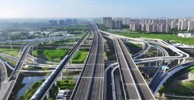 14亿中国人养不起高速？美国高速免费却能盈利。美国的高速随便上，不收费，最后还能