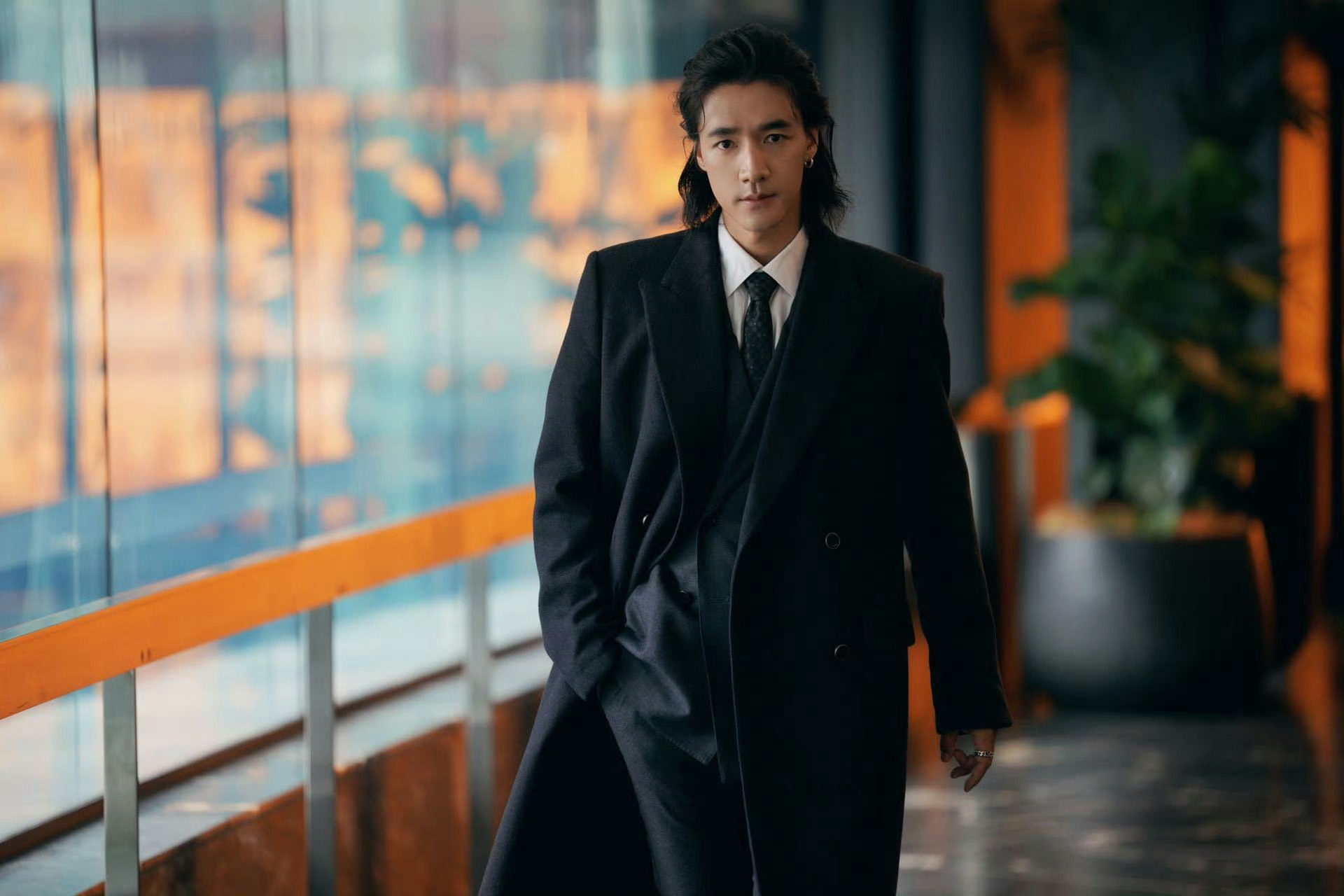 风轻轻一吹，衣角翩翩飞起，此沙这黑风衣造型绝了。远远望去，自带气场，走近一看，更