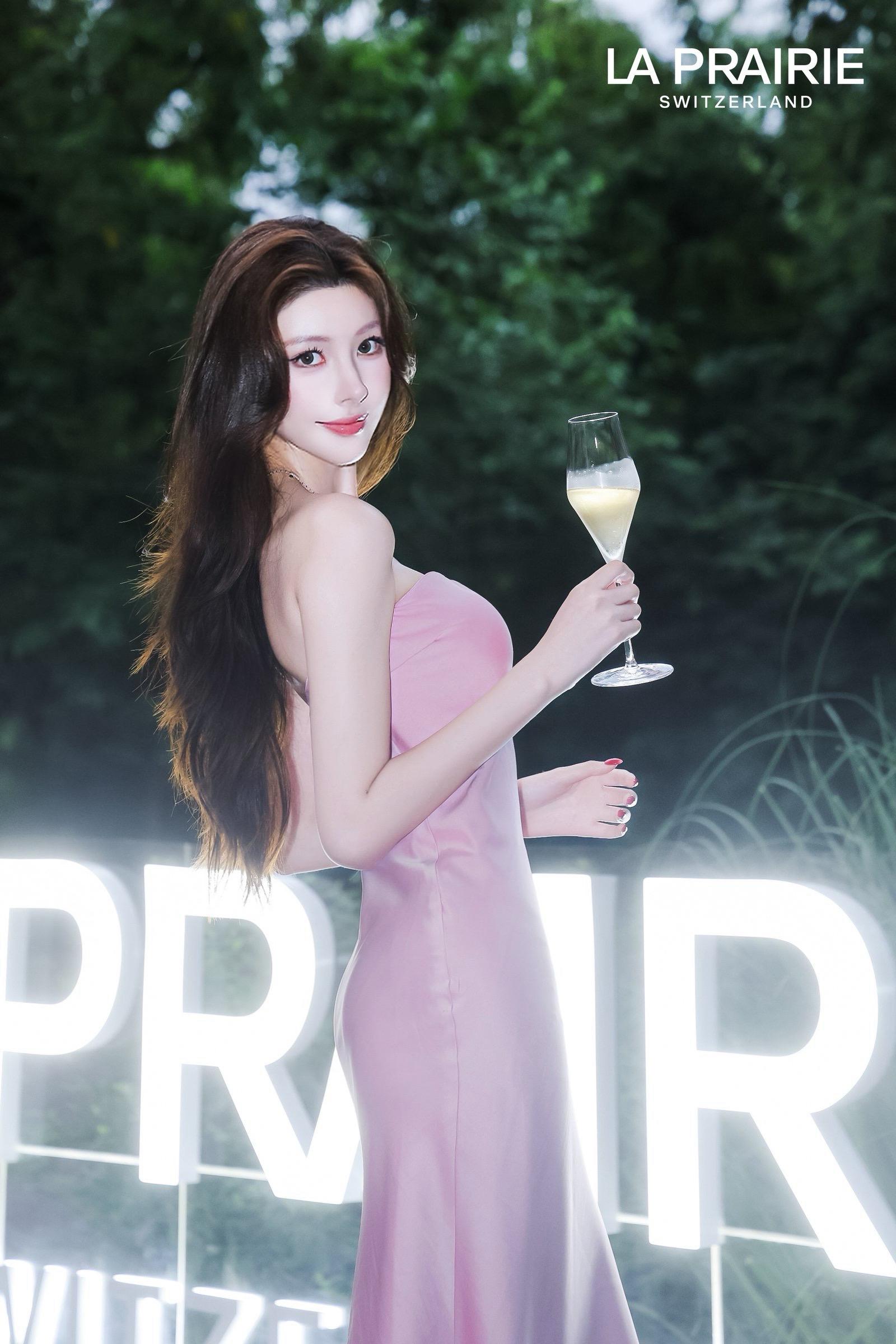 一个精神世界丰盈的女子 你和她炫耀什么都没有用 她的世界是山川河流是世...