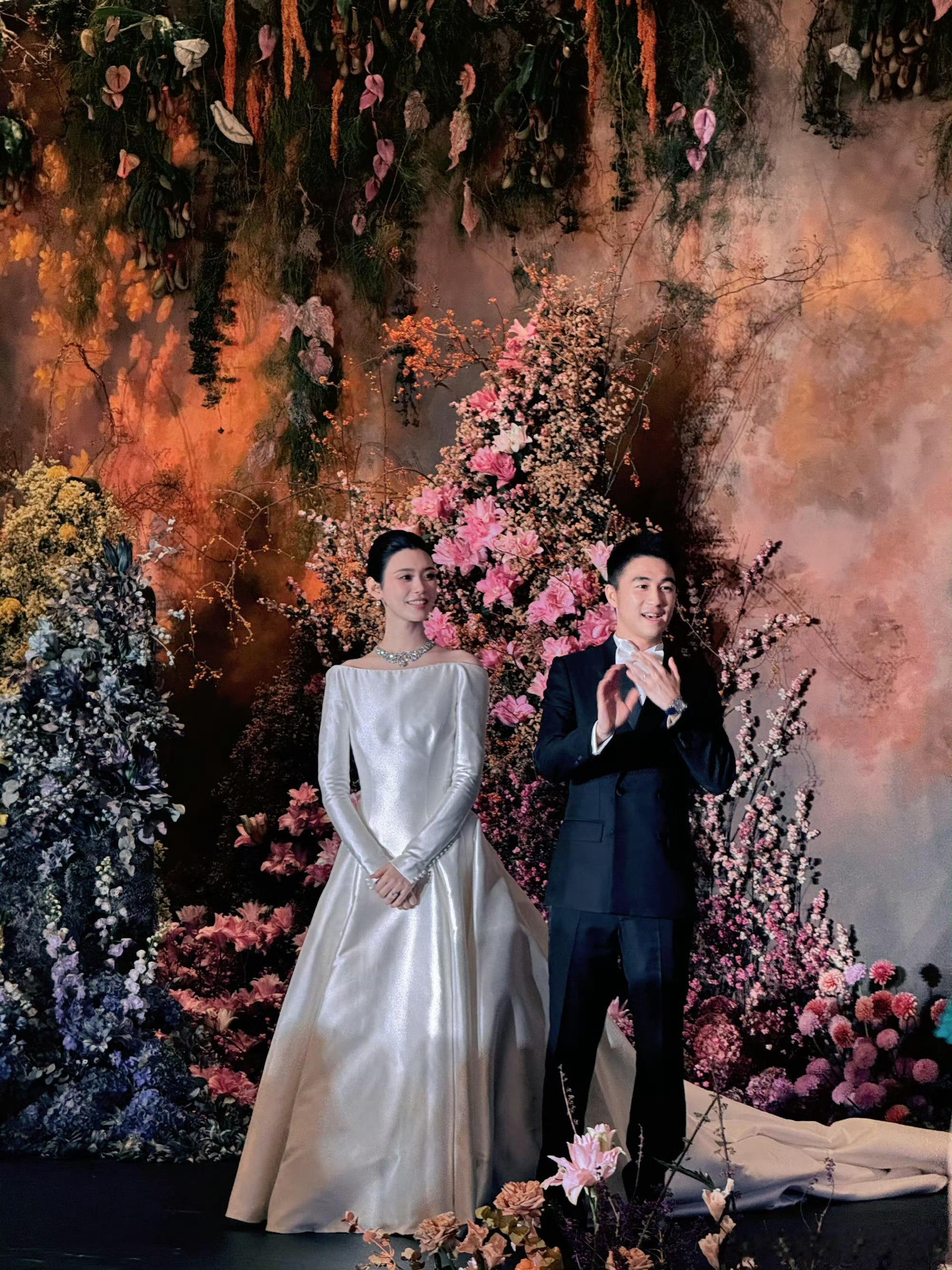 何猷君奚梦瑶婚礼答谢宴排面直接拉满！澳门上葡京这场答谢宴，油画花海布景高级感十足