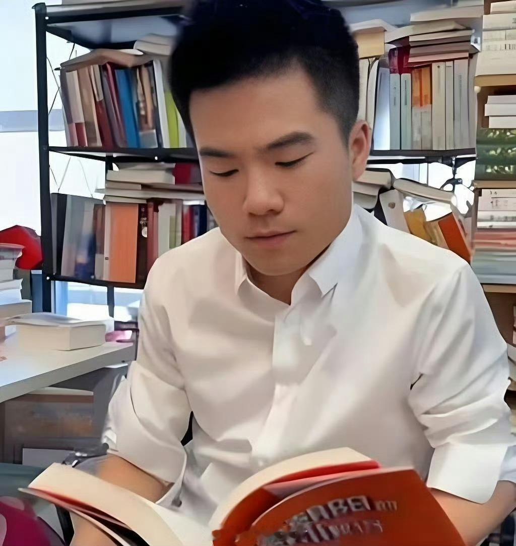 我很尊重董宇辉 老师，但我愿意称呼他为常熟阿诺2.0阿诺经典的是：“太屌利了，你